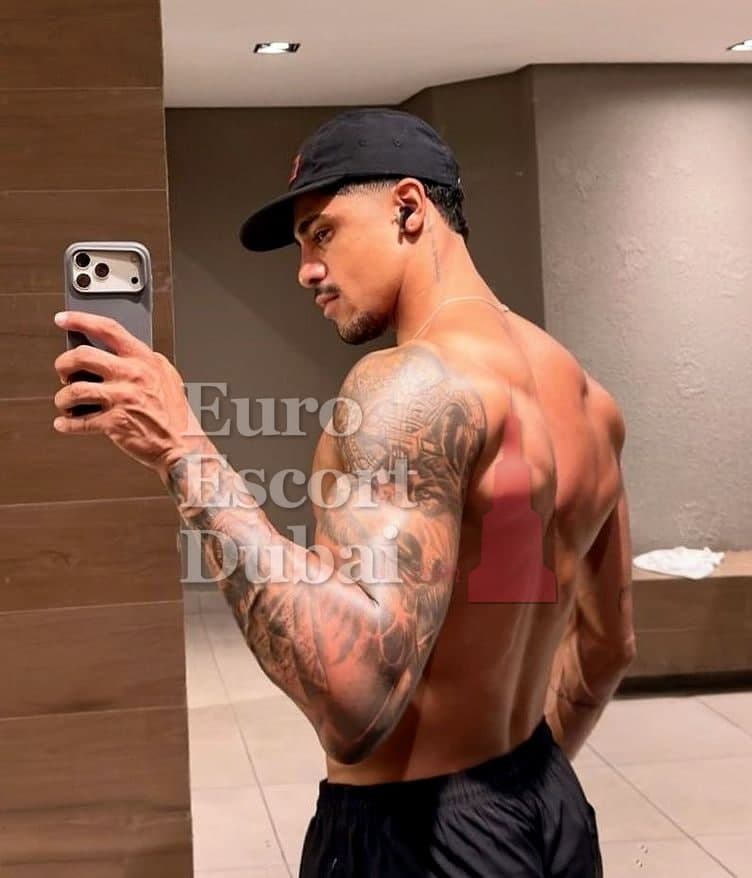 Dev, 26, escort in Dubai — black hair, 183 cm (photo 7 of 13)