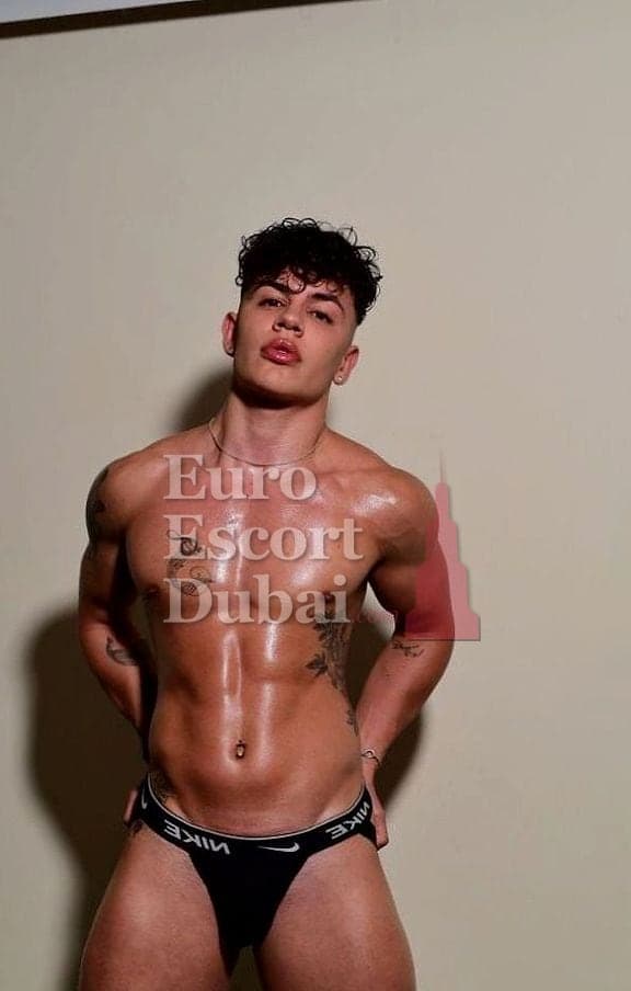 Easton, 21, escort in Dubai — 173 cm, black hair (photo 12 of 13)