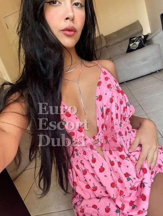 Iulia, 29, escort in Dubai — black hair, Czech (photo 1 of 5)