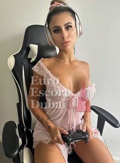Raquel, 29, escort in Dubai — blonde hair, Mexican (photo 7 of 8)