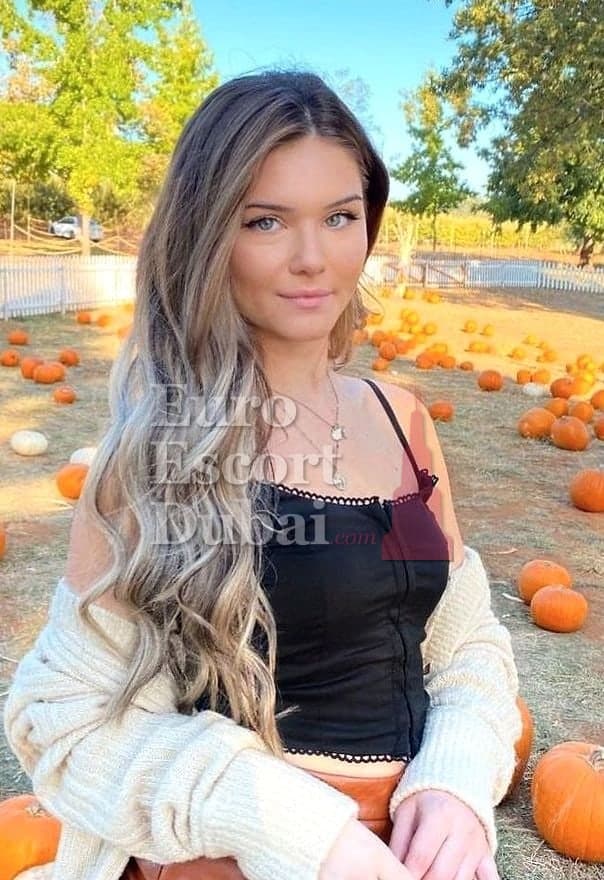 Emma, 20, escort in Dubai — brown hair, French (photo 4 of 6)