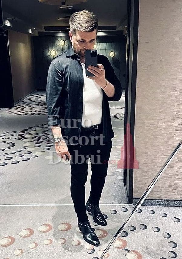 Jordan, 29, escort in Abu Dhabi — 180 cm, black hair (photo 4 of 13)