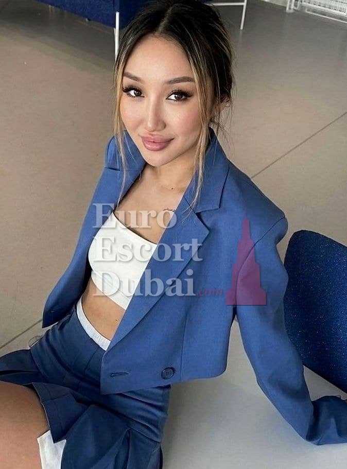 Ayzere, 26, escort in Dubai — 167 cm, blonde hair (photo 12 of 13)