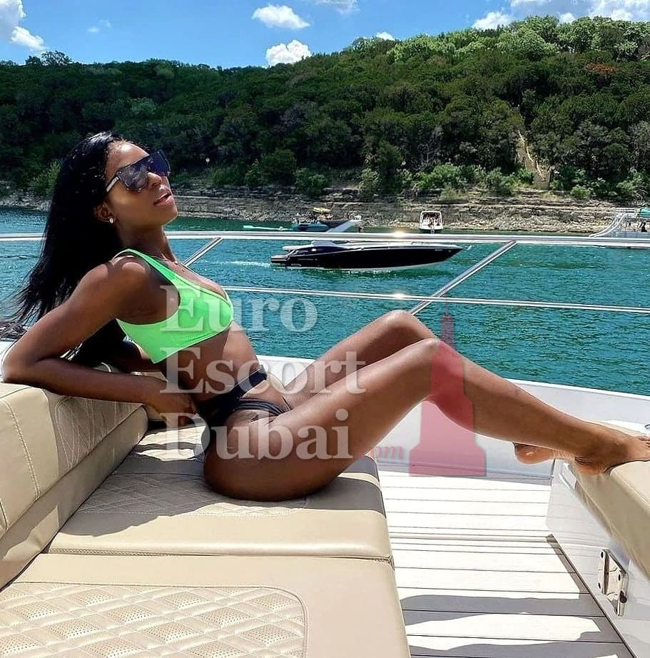 Nahla, 25, escort in Sharjah — 180 cm, black hair (photo 3 of 5)