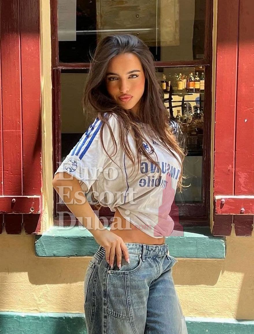 Molly, 21, escort in Dubai — brown hair, French (photo 4 of 5)
