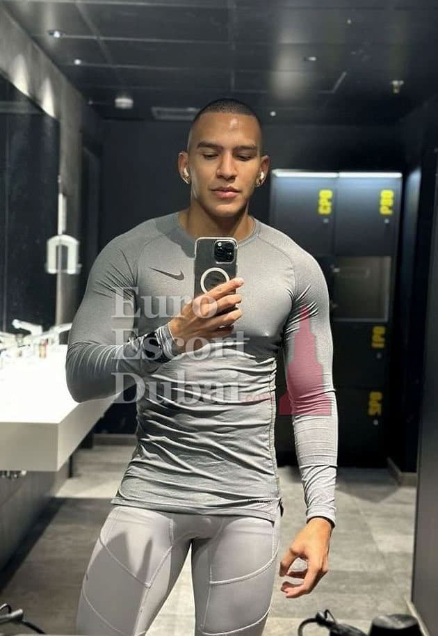 Viktor, 28, escort in Dubai — black hair, 180 cm (photo 7 of 13)