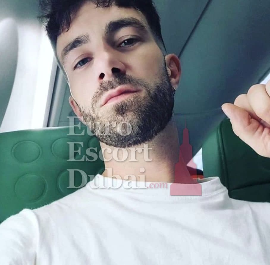 Axel, 26, escort in Dubai — 175 cm, black hair (photo 4 of 5)