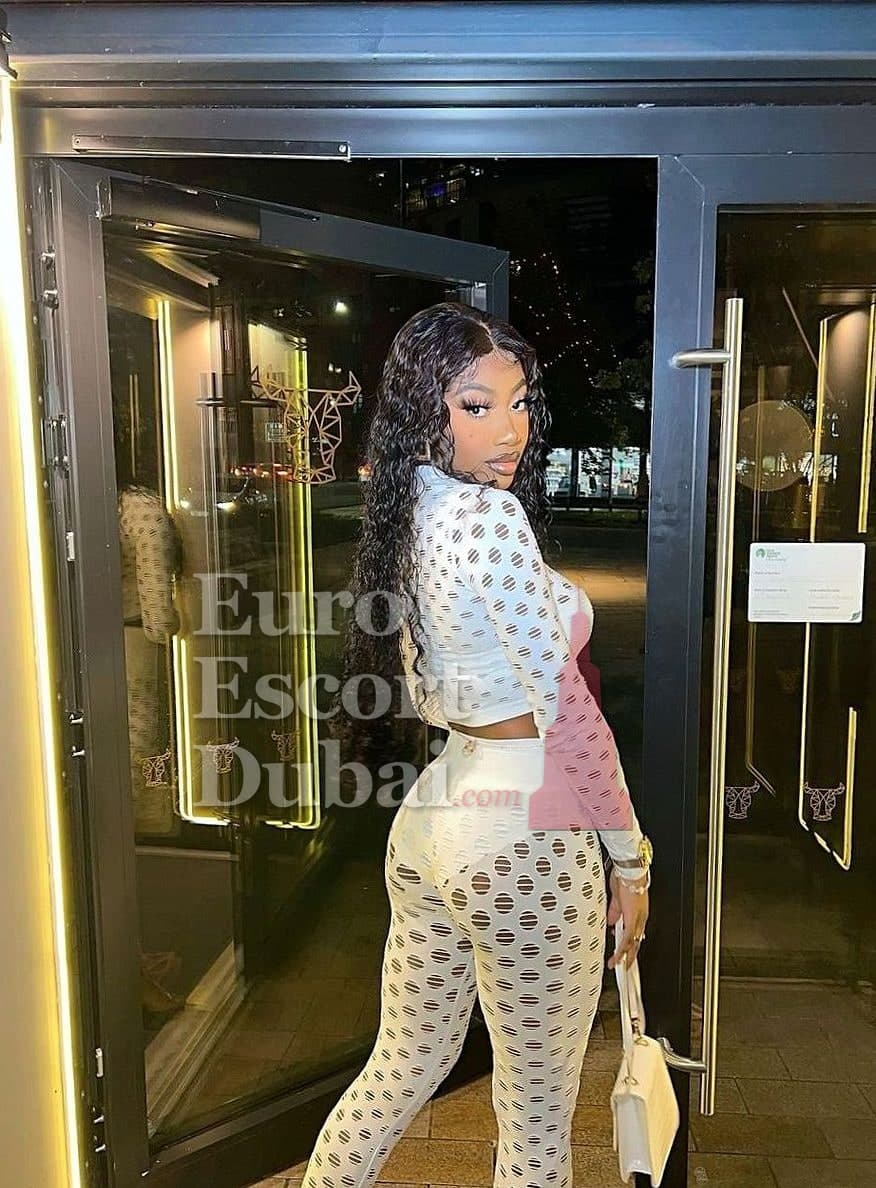 Ijeoma, 25, escort in Dubai — 168 cm, black hair (photo 4 of 5)