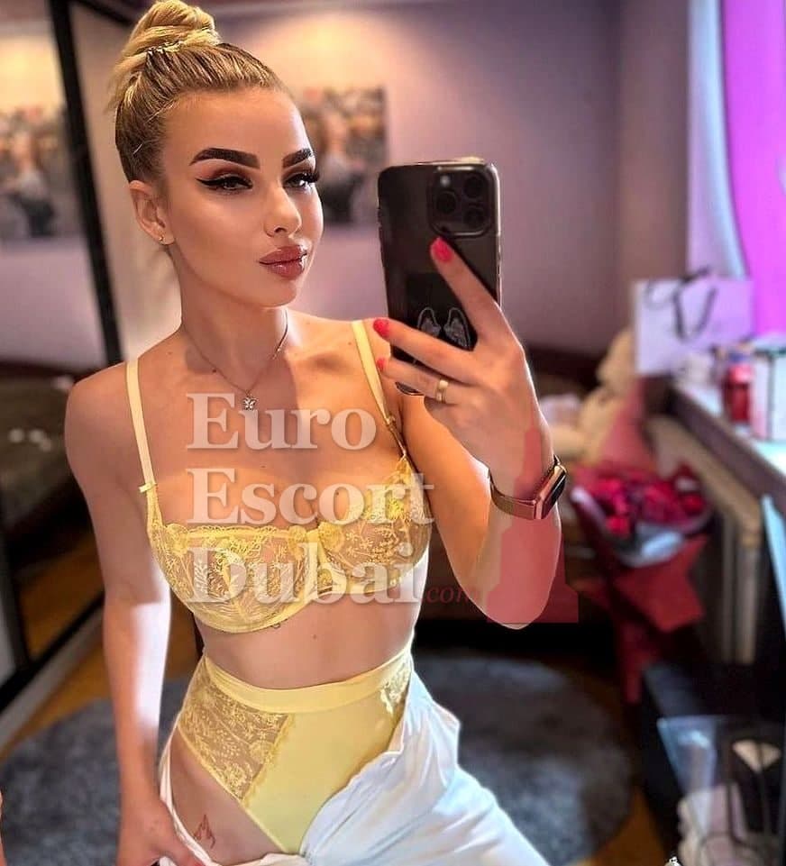 Isaure, 23, escort in Dubai — blonde hair, 170 cm (photo 5 of 7)