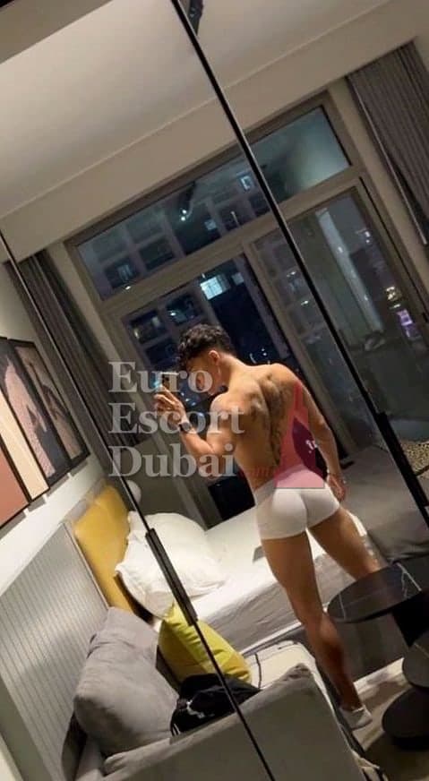 Easton, 21, escort in Dubai — 173 cm, black hair (photo 6 of 13)