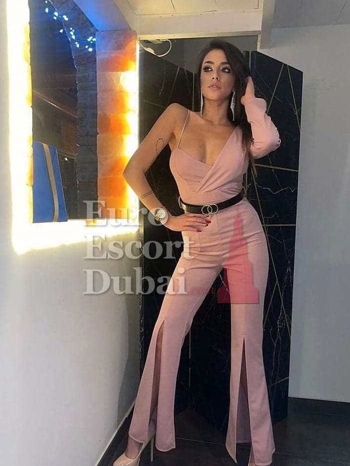 Lydia, 30, escort in Dubai — black hair, 171 cm (photo 1 of 7)