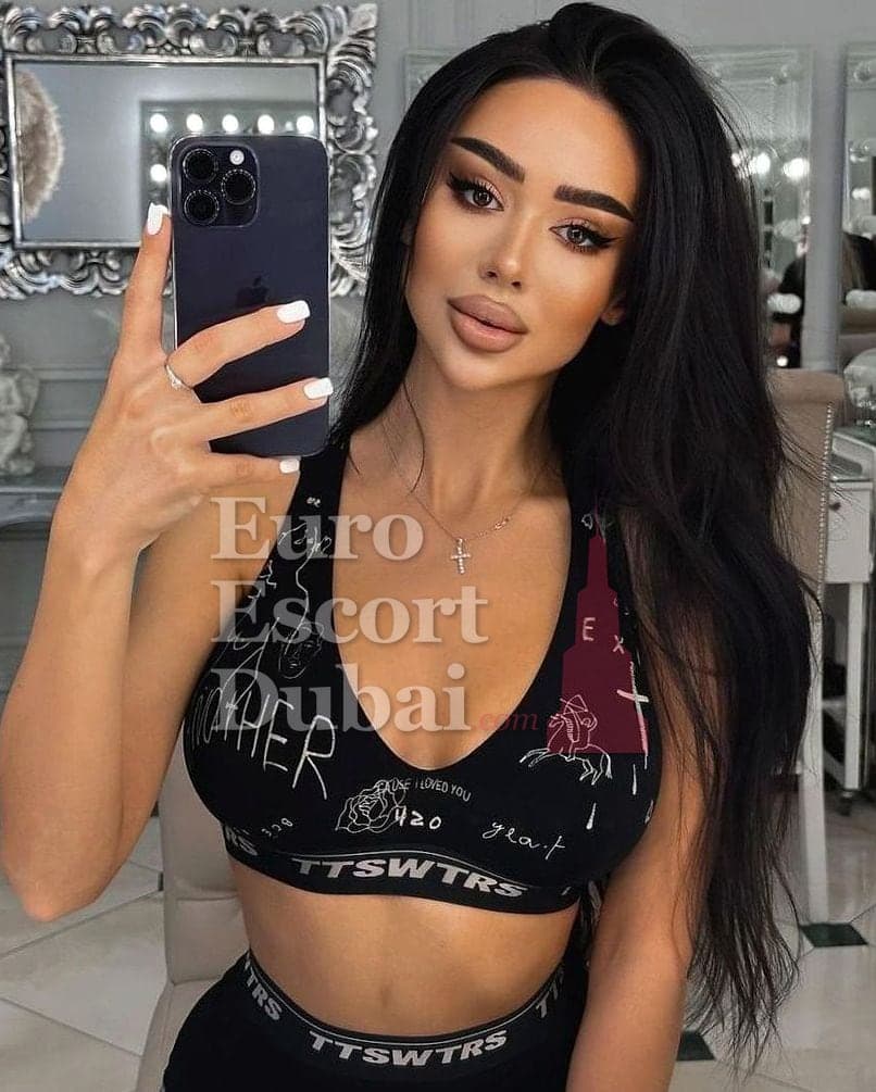 Annie, 25, escort in Dubai — 170 cm, black hair (photo 2 of 10)