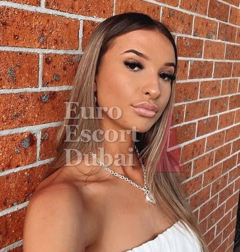 Serena, 26, escort in Dubai — brown hair, 174 cm (photo 5 of 8)