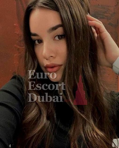 Eloise, 28, escort in Ajman — brown hair, 167 cm (photo 1 of 5)