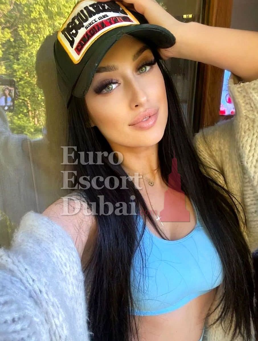 Damla, 23, escort in Abu Dhabi — 168 cm, black hair (photo 6 of 6)