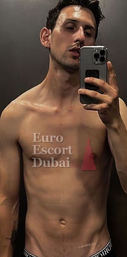 Chris, 31, escort in Fujairah — black hair, 188 cm (photo 5 of 8)
