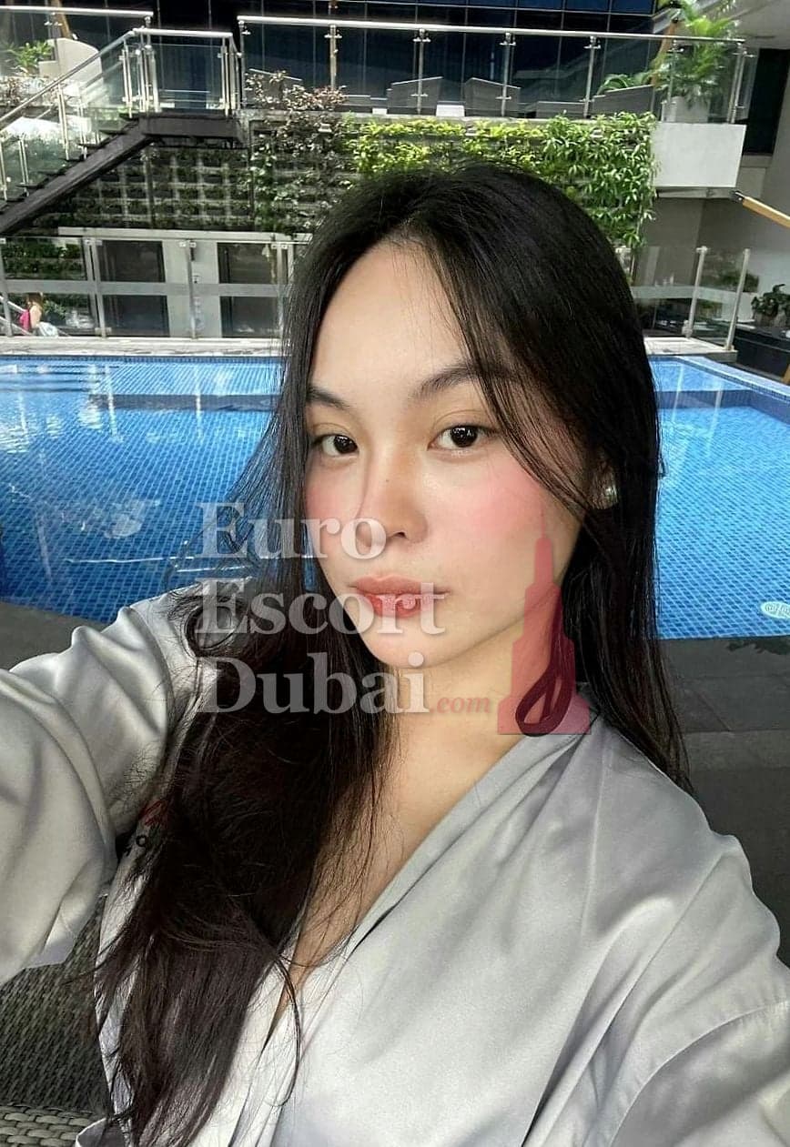 Quynh, 25, escort in Dubai — Indonesian, 160 cm (photo 5 of 6)