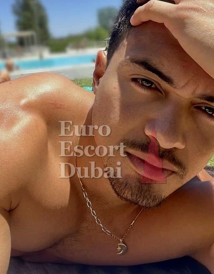 Vicente, 26, escort in Al Ain — 180 cm, black hair (photo 8 of 8)