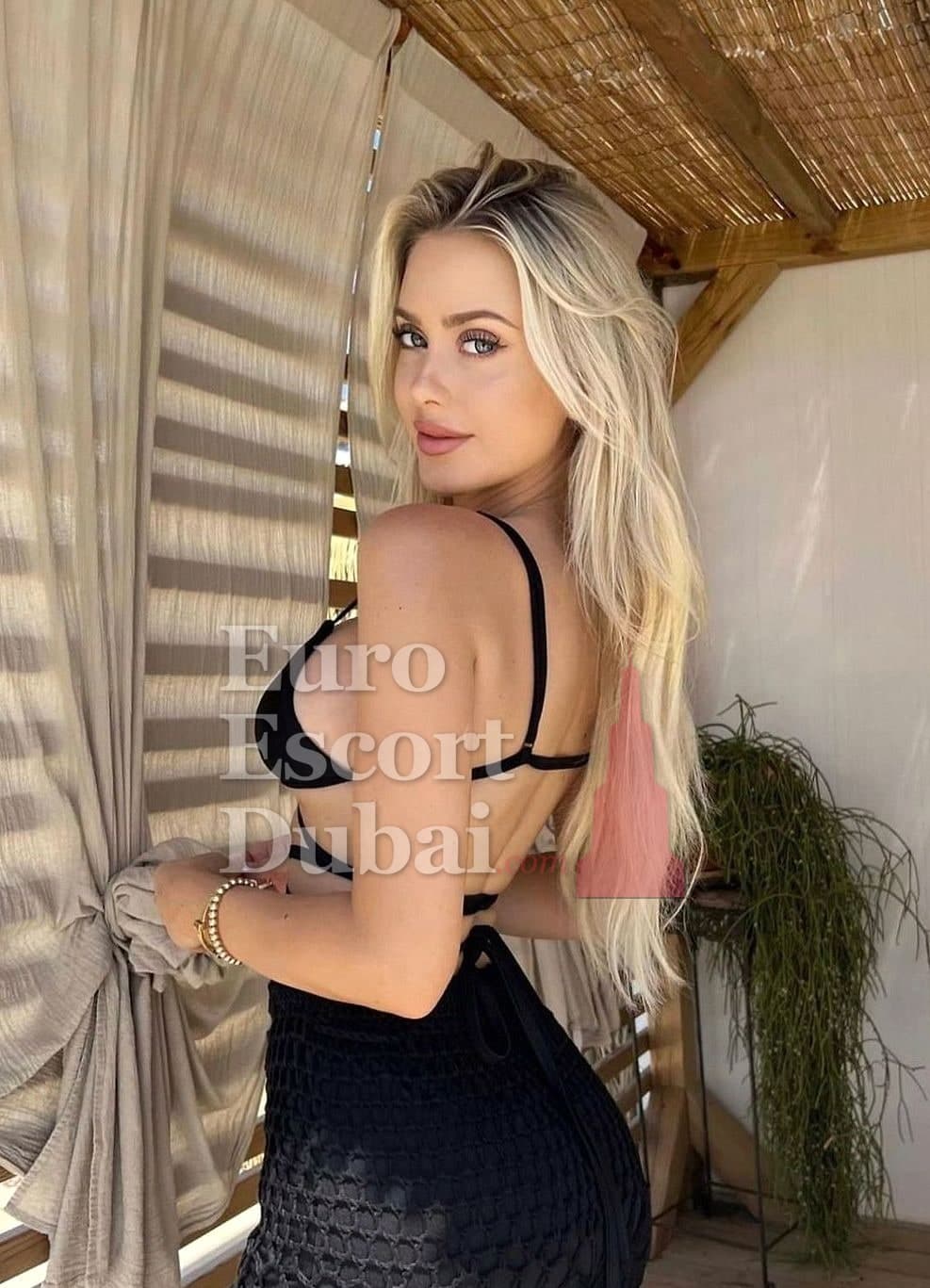 Callie, 23, escort in Abu Dhabi — blonde hair, 170 cm (photo 5 of 6)