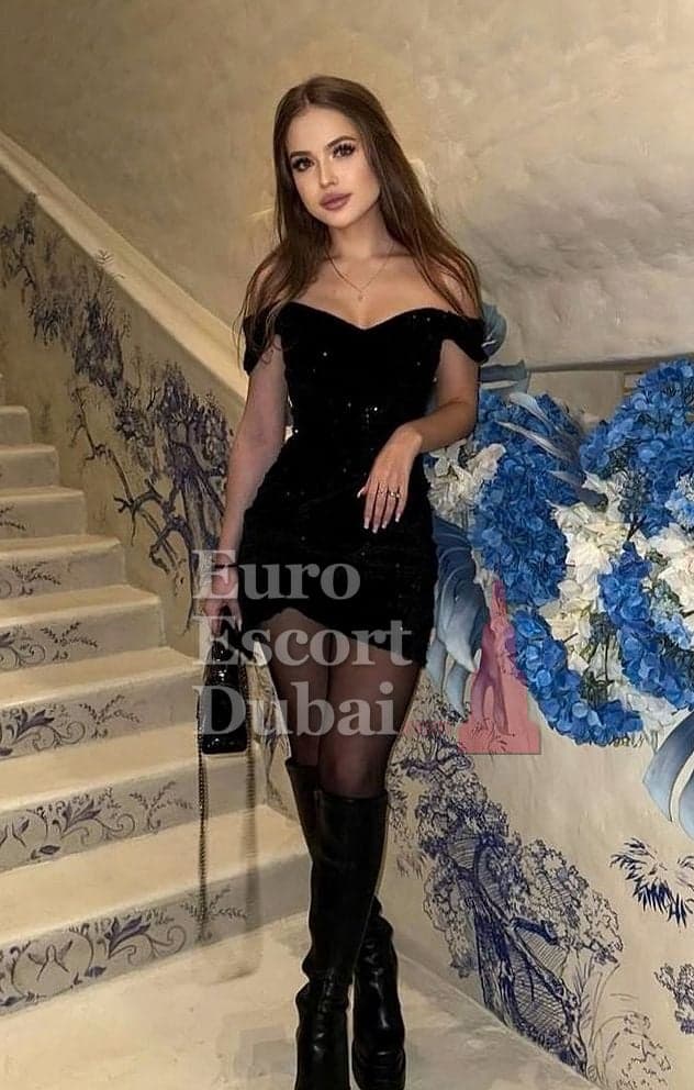 Corinne Rain, 20, escort in Dubai — brown hair, French (photo 4 of 6)