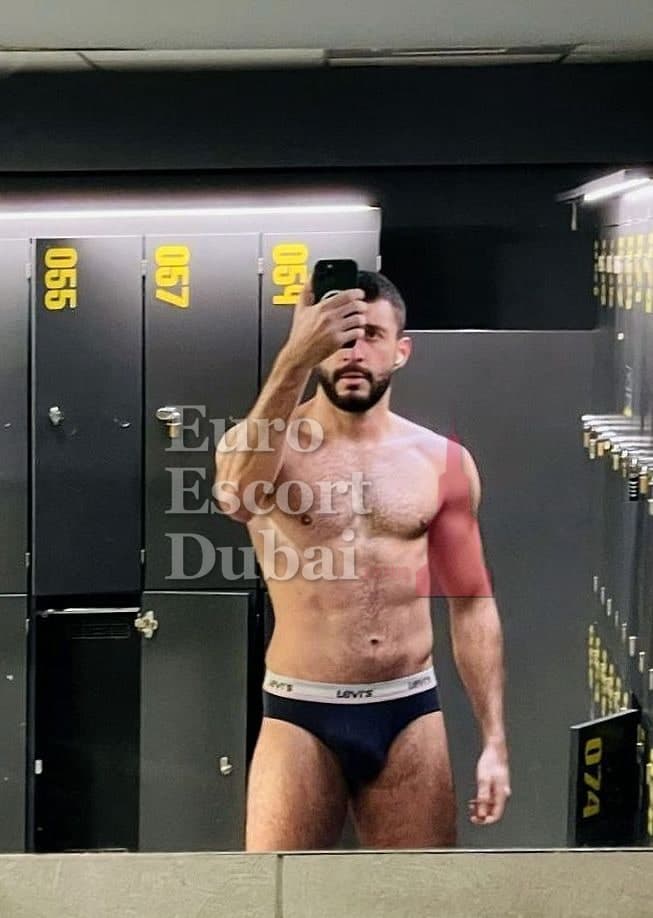 Wei, 31, escort in Dubai — 193 cm, black hair (photo 2 of 13)