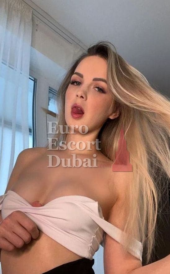 Tabea, 27, escort in Abu Dhabi — brown hair, 165 cm (photo 1 of 6)