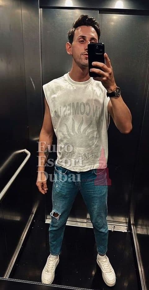 Chris, 31, escort in Fujairah — 188 cm, black hair (photo 4 of 8)