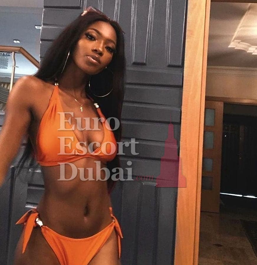 Nyambura, 27, escort in Ajman — 175 cm, black hair (photo 2 of 5)