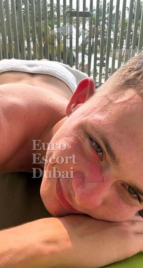 Evan, 18, escort in Dubai — brown hair, 185 cm (photo 11 of 13)