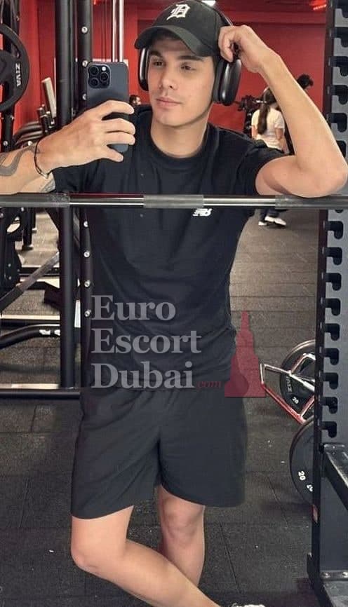 Konstantin, 26, escort in Dubai — black hair, 183 cm (photo 7 of 13)