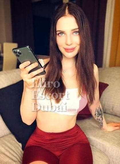 Hannah, 37, escort in Dubai — 158 cm, brown hair (photo 6 of 6)