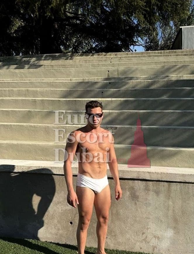 Jared, 27, escort in Dubai — 178 cm, black hair (photo 2 of 12)