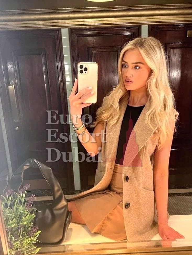 Eleni, 22, escort in Dubai — black hair, German (photo 4 of 6)