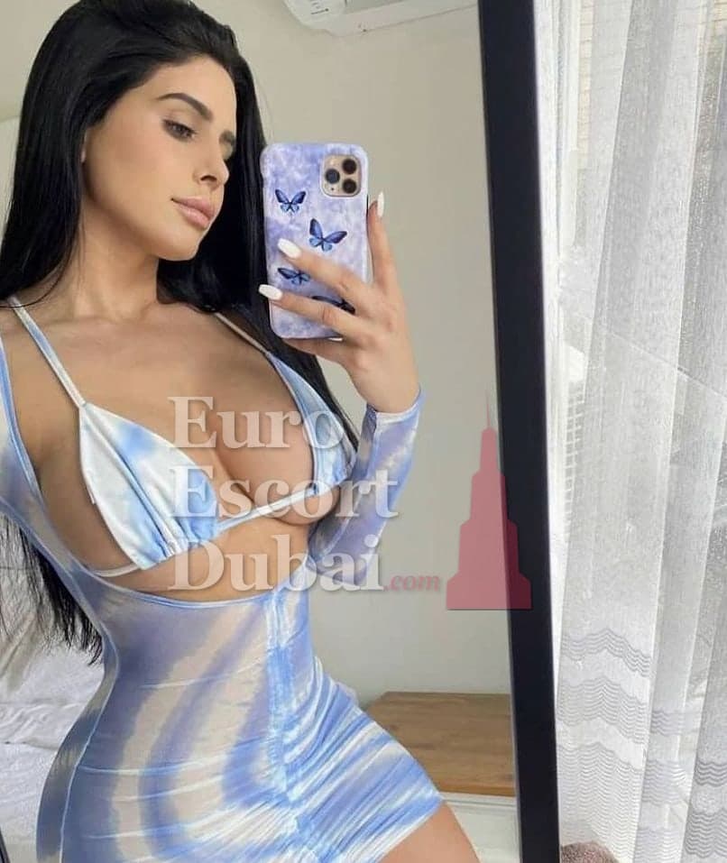 Amber, 29, escort in Dubai — 171 cm, black hair (photo 2 of 7)