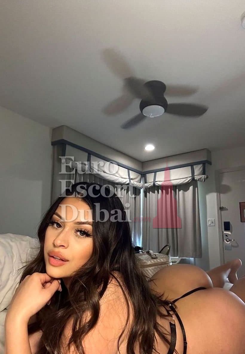 Silvia, 26, escort in Dubai — black hair, 170 cm (photo 1 of 5)