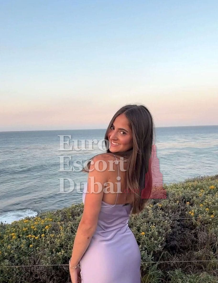 Layla, 29, escort in Fujairah — 167 cm, brown hair (photo 2 of 7)