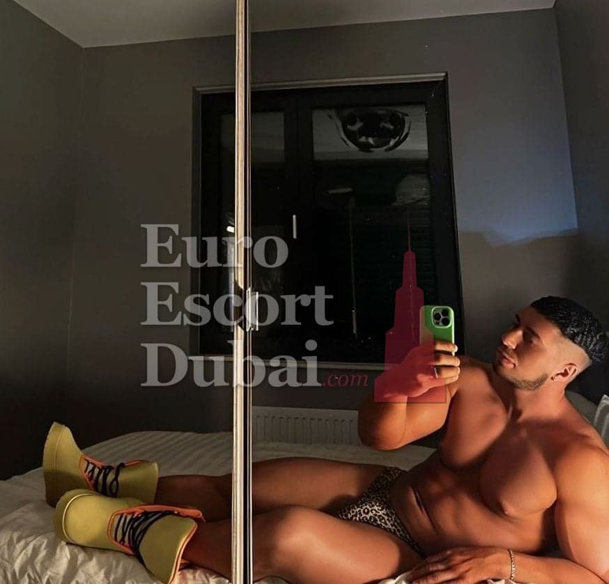 Mustafa, 28, escort in Dubai — black hair, 185 cm (photo 9 of 13)