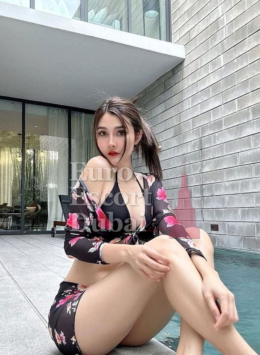 Jieun, 22, escort in Dubai — brown hair, 173 cm (photo 3 of 4)