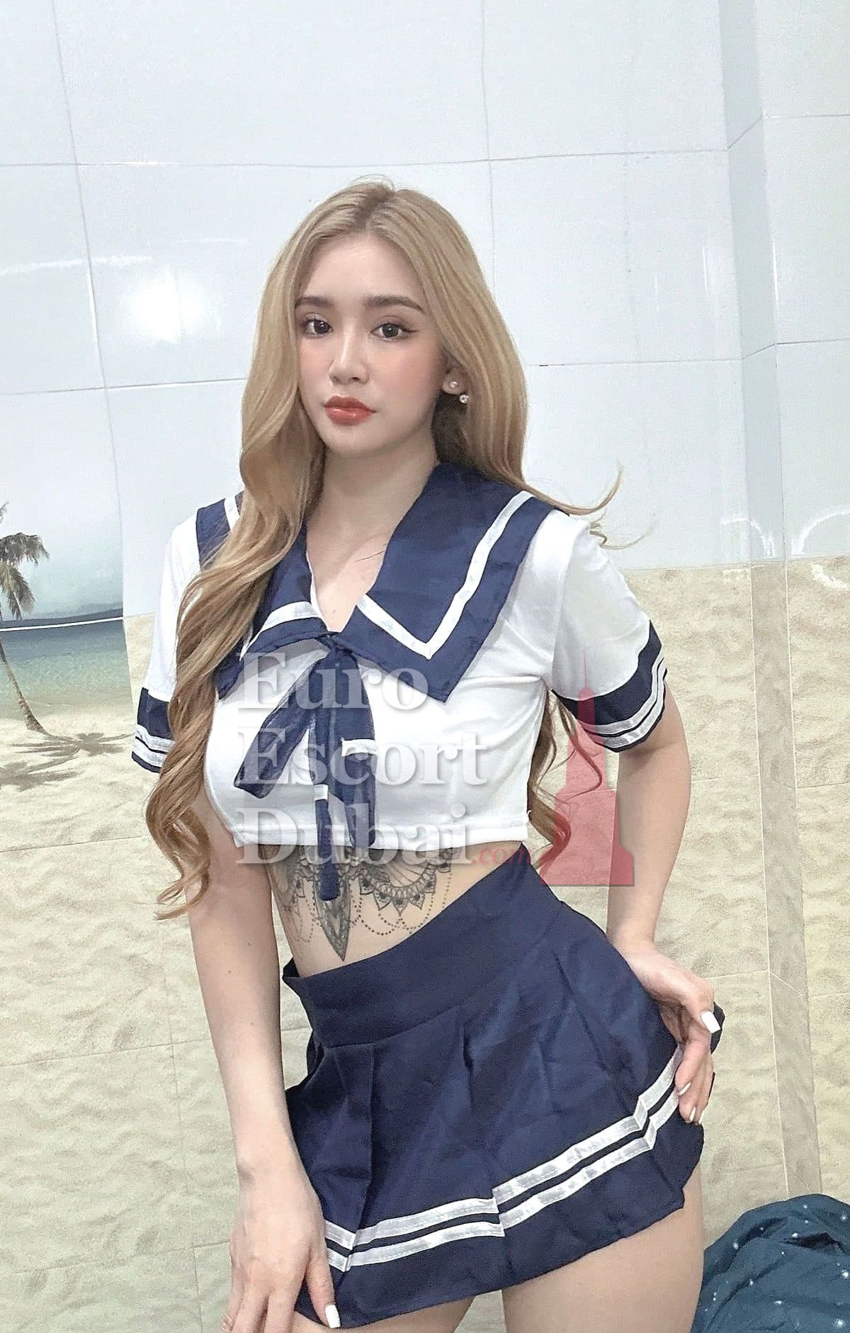 Nazanin, 26, escort in Dubai — 165 cm, black hair (photo 3 of 6)