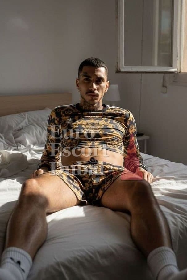 Hugo, 30, escort in Dubai — 180 cm, black hair (photo 2 of 5)