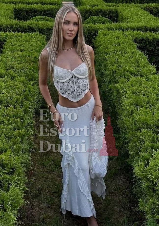 Meruert, 24, escort in Dubai — 152 cm, brown hair (photo 12 of 13)