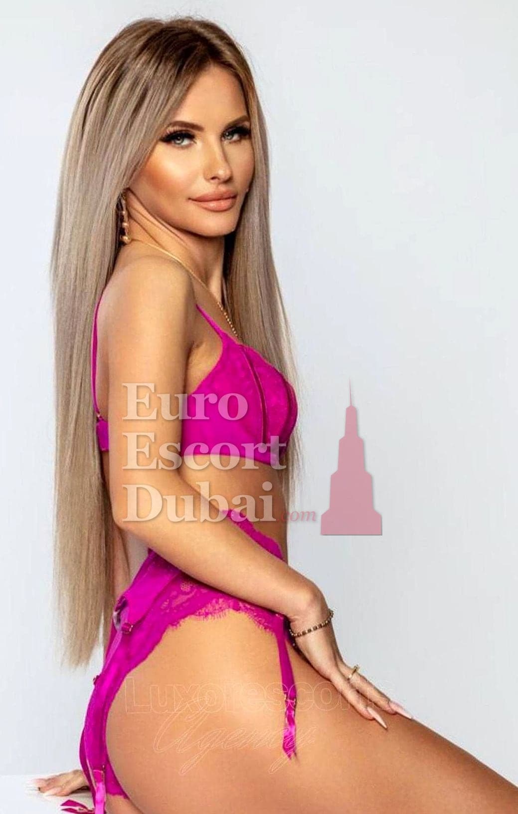 Anne, 24, escort in Dubai — blonde hair, 158 cm (photo 3 of 5)