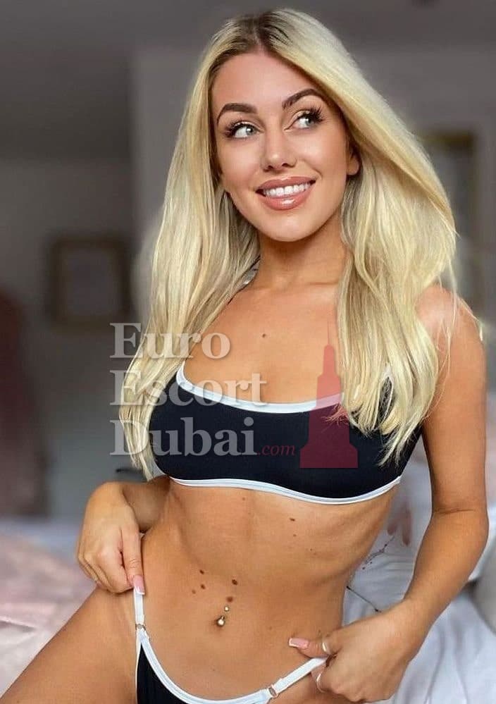 Marion, 27, escort in Abu Dhabi — 168 cm, blonde hair (photo 2 of 6)