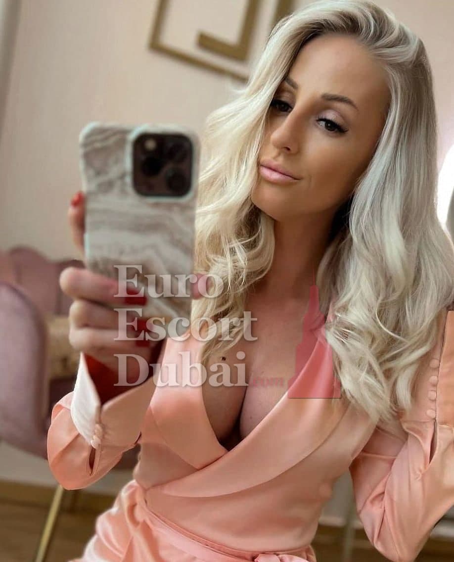 Dakota, 28, escort in Abu Dhabi — 170 cm, blonde hair (photo 2 of 10)