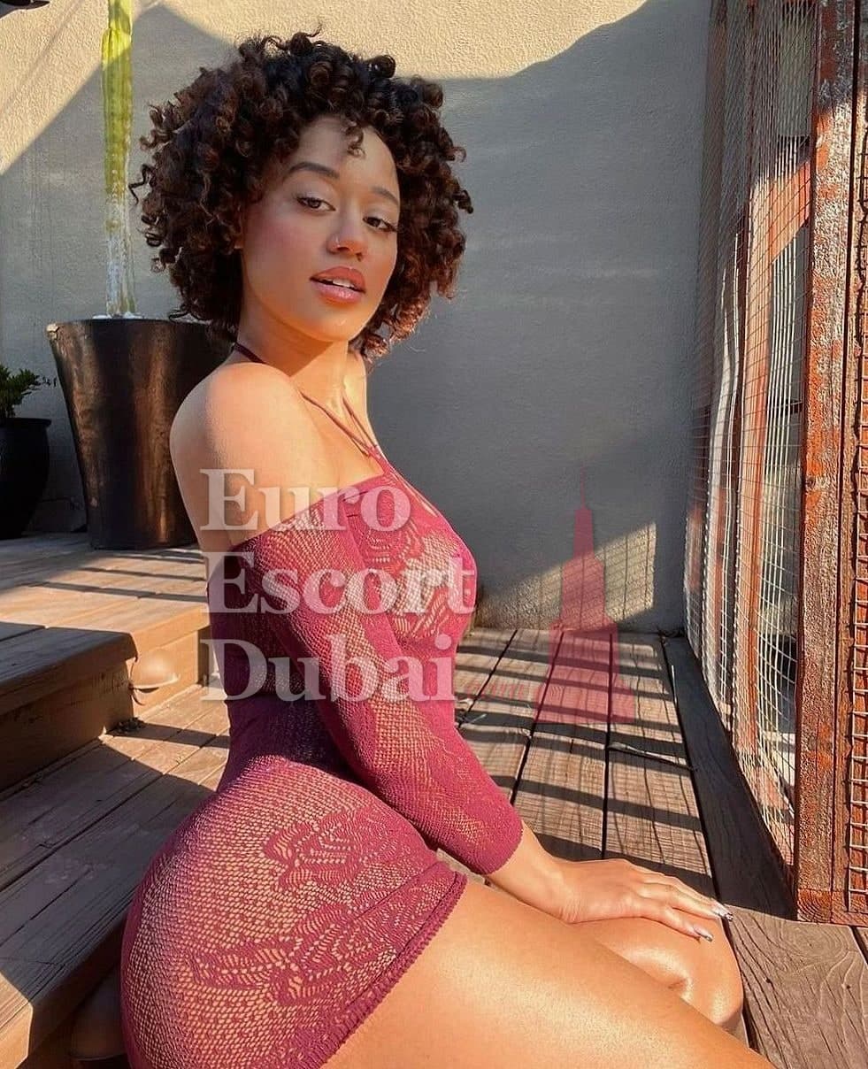 Sade, 26, escort in Dubai — 166 cm, black hair (photo 2 of 9)