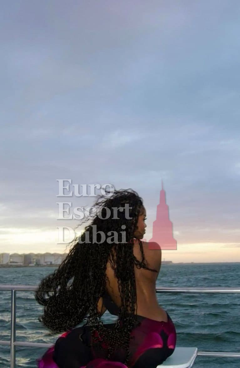 Monifa, 30, escort in Dubai — 171 cm, black hair (photo 2 of 5)
