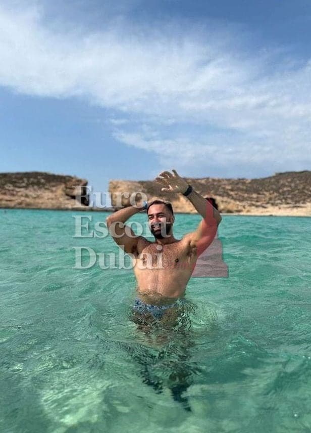 Sam, 35, escort in Dubai — 180 cm, black hair (photo 6 of 10)