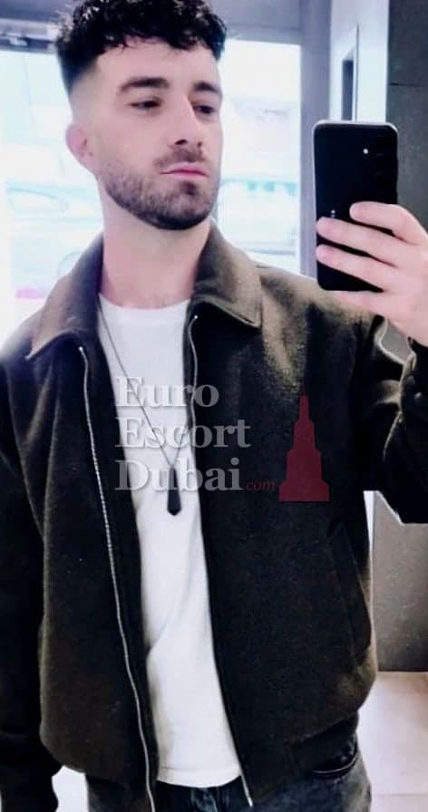 Axel, 26, escort in Dubai — 175 cm, black hair (photo 2 of 5)