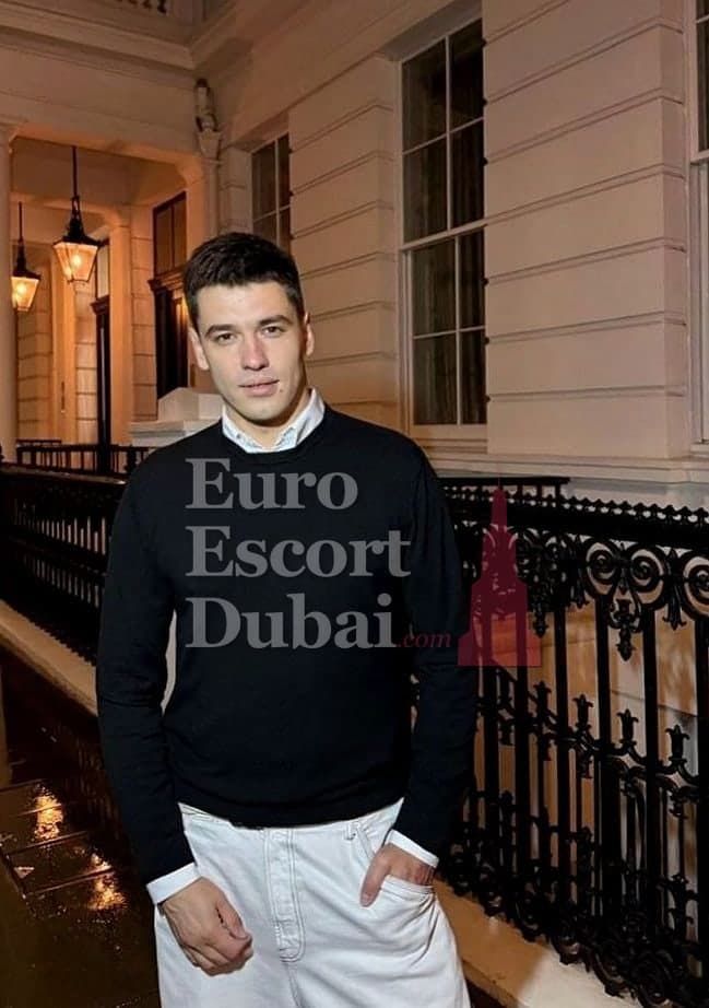 Lorenzo, 33, escort in Dubai — 180 cm, black hair (photo 2 of 12)