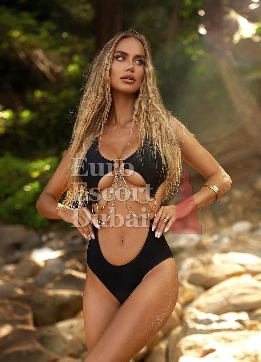 Manon Blue, 25, escort in Dubai — blonde hair, 173 cm (photo 5 of 8)
